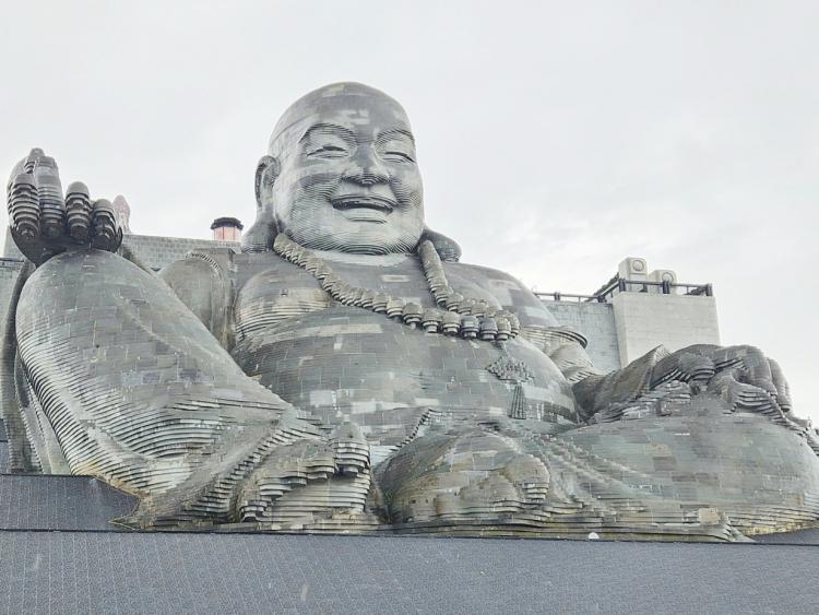 Lên núi Bà Đen chiêm bái tượng Phật Di Lặc bằng đá sa thạch lớn nhất thế giới