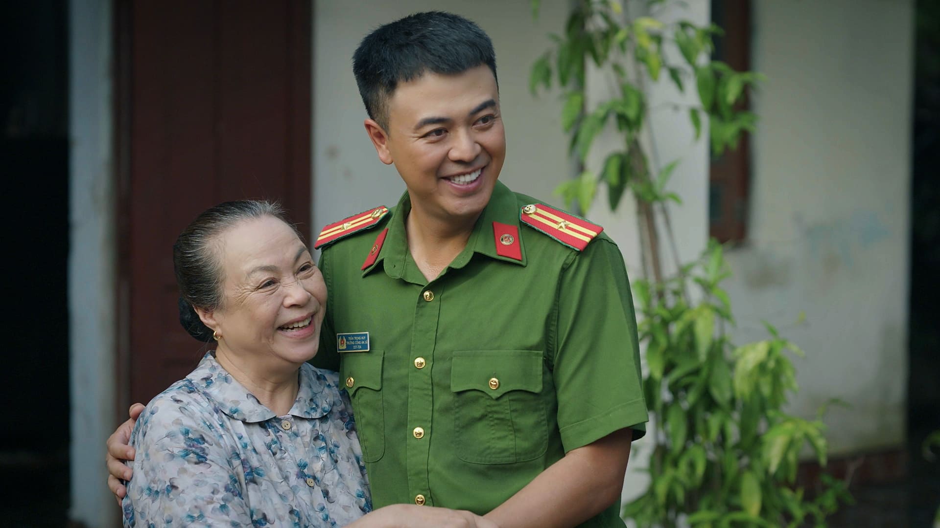 Tuấn Tú mất ngủ nửa tháng vì vai công an xã trong phim mới - 1