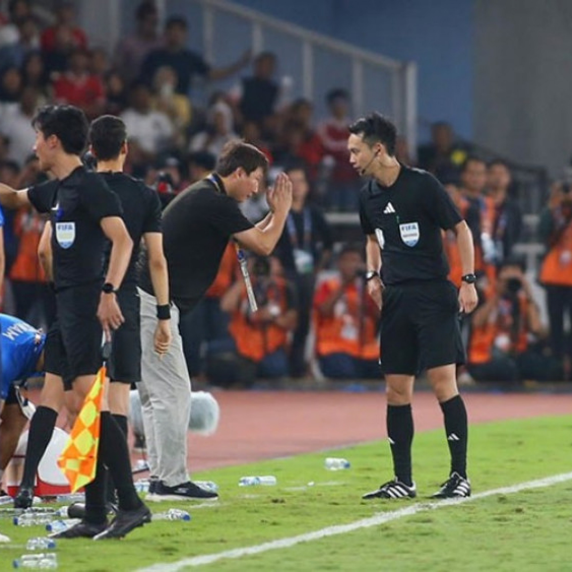  - HLV Kim Sang Sik vái lạy trọng tài, có bị phạt nguội?
