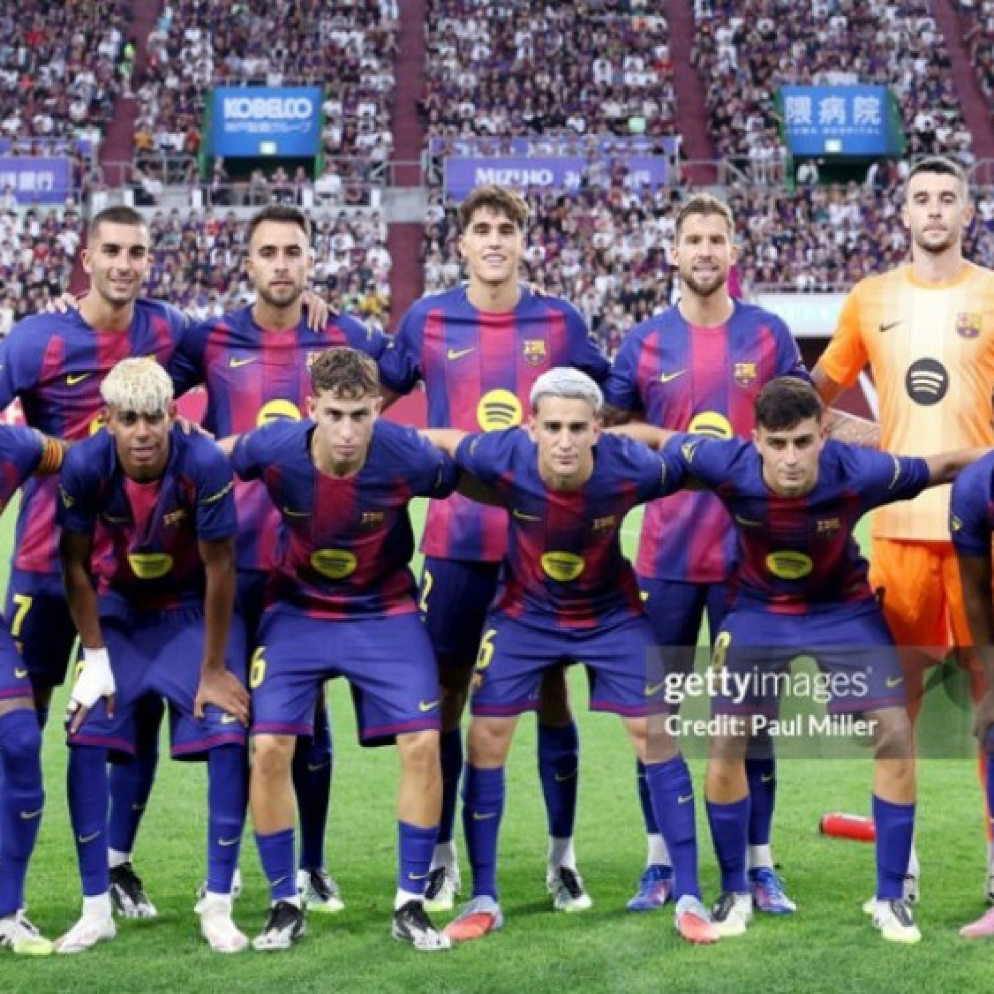  - Đại gia Ả Rập chèo kéo Lewandowski, nội bộ Barca rối vì băng đội trưởng