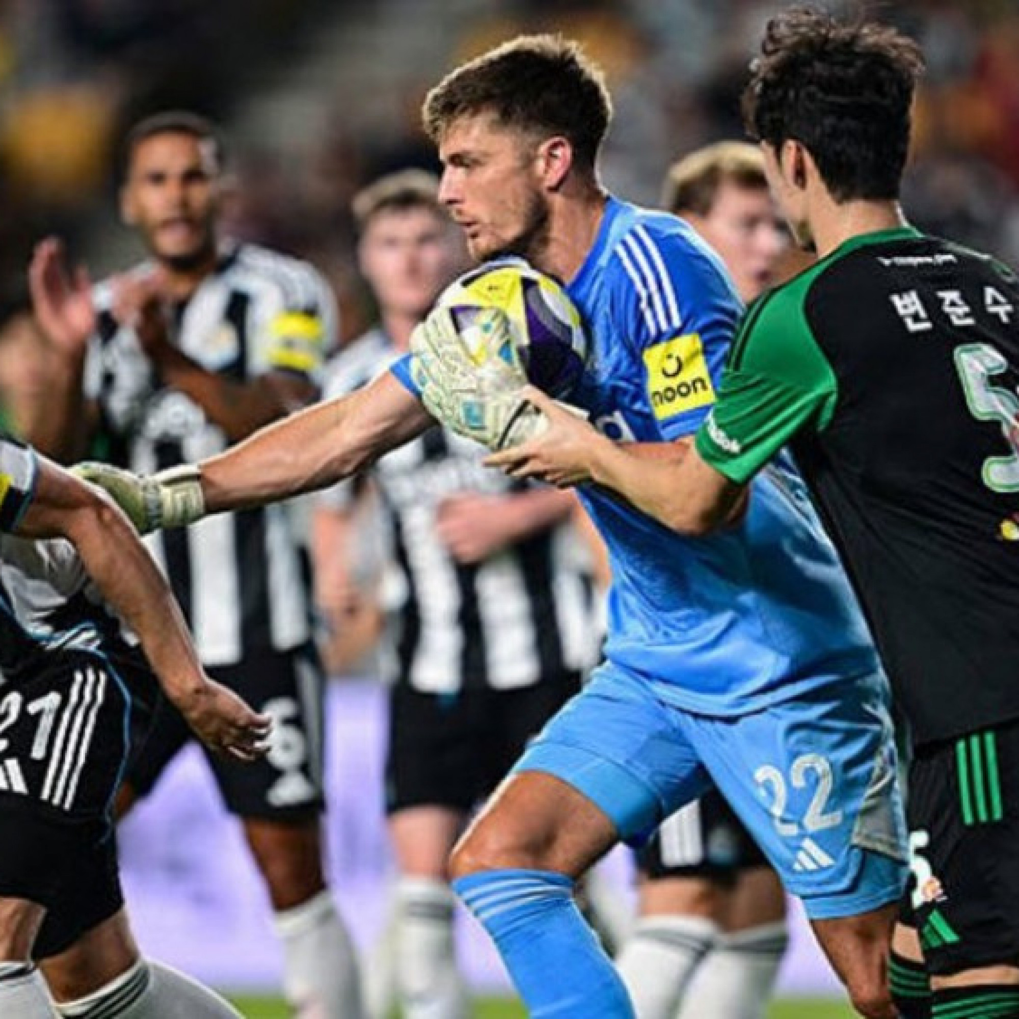  - Video bóng đá Ngôi sao K League - Newcastle: Vừa thua mất mặt, vừa tổn thất lực lượng