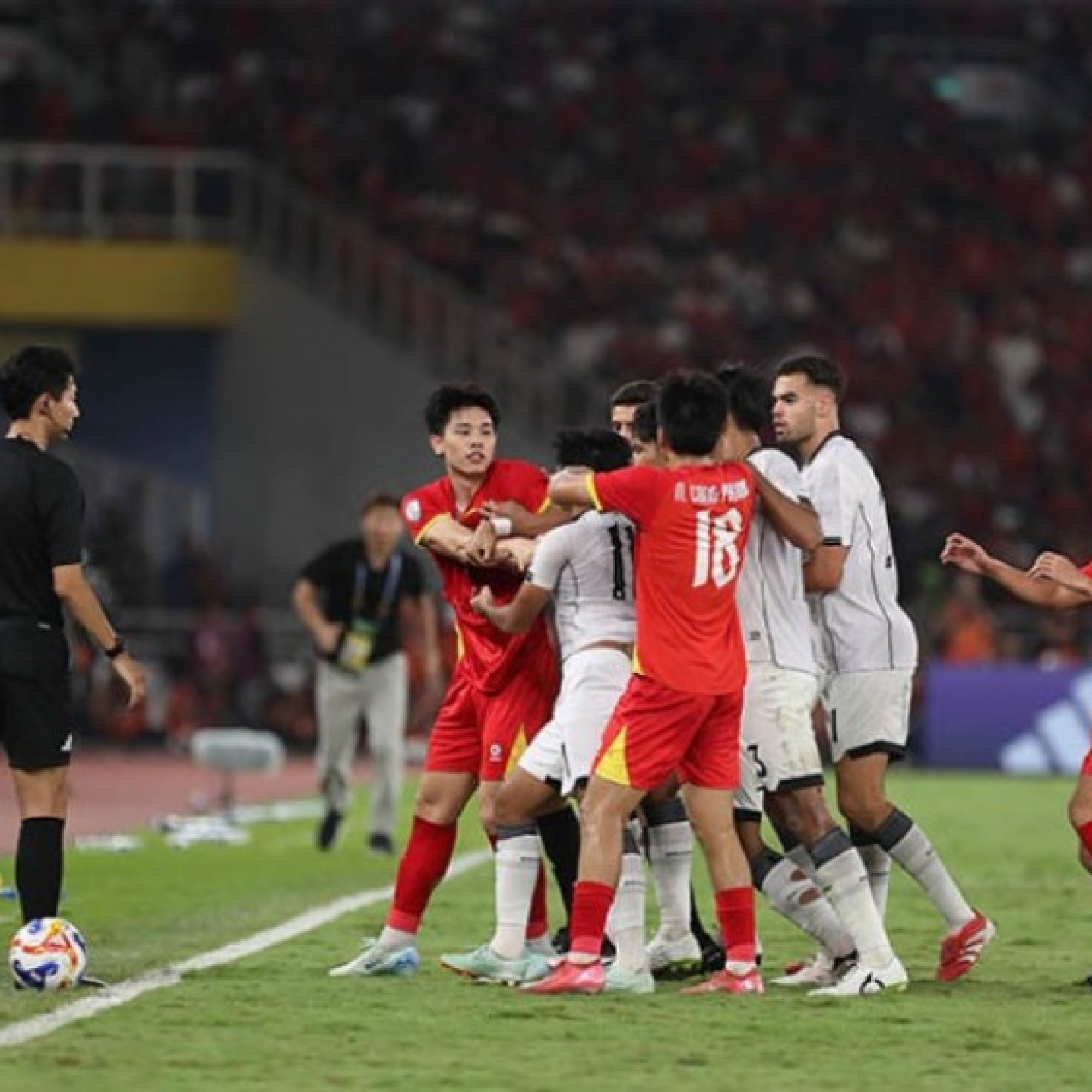 Thể thao - Máu lửa U23 Việt Nam va chạm U23 Indonesia, Đình Bắc bị tấn công