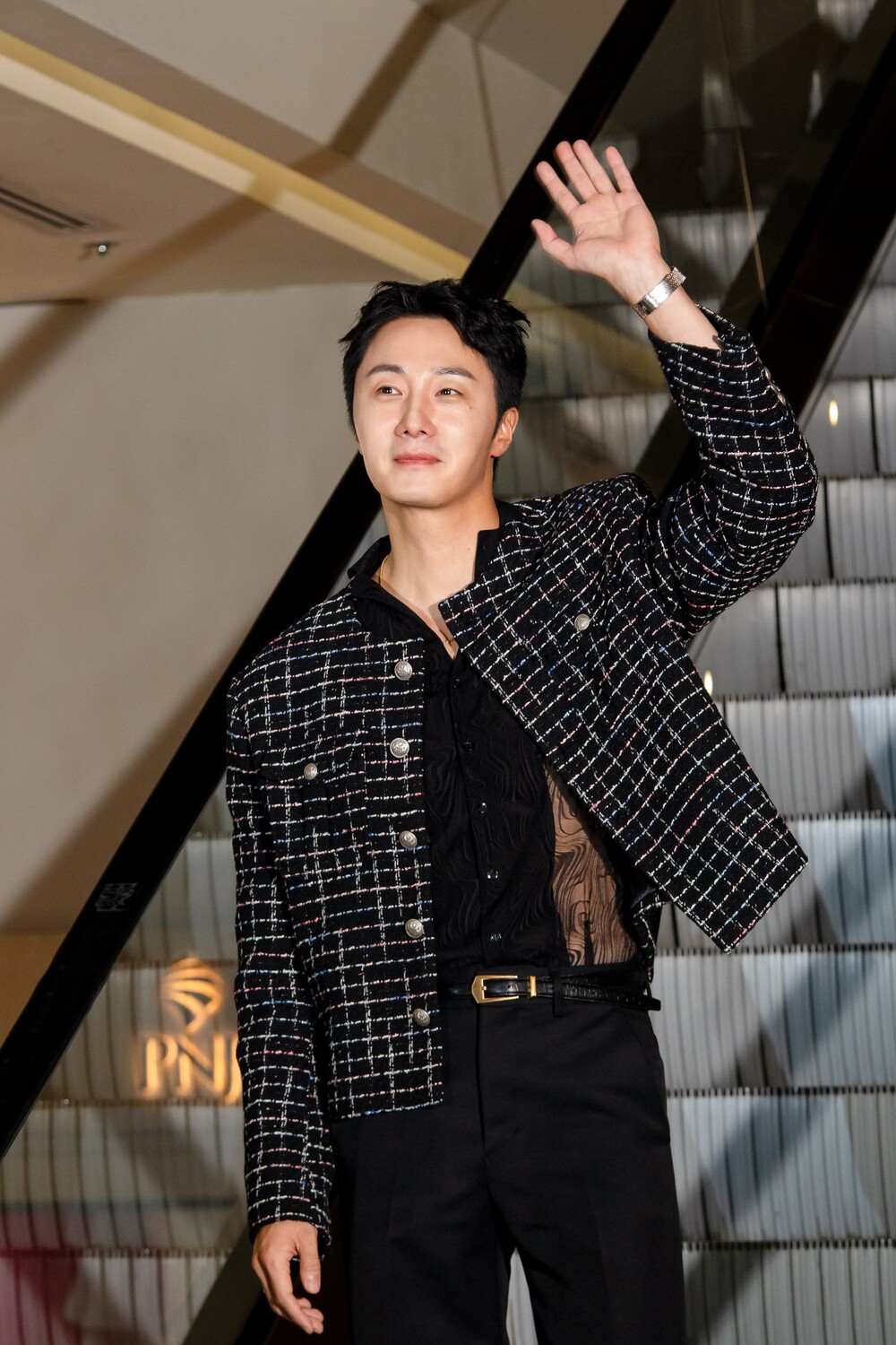 Tuấn Trần và Jung Il-woo “đọ sắc” trên thảm đỏ ra mắt phim Mang Mẹ Đi Bỏ - 2