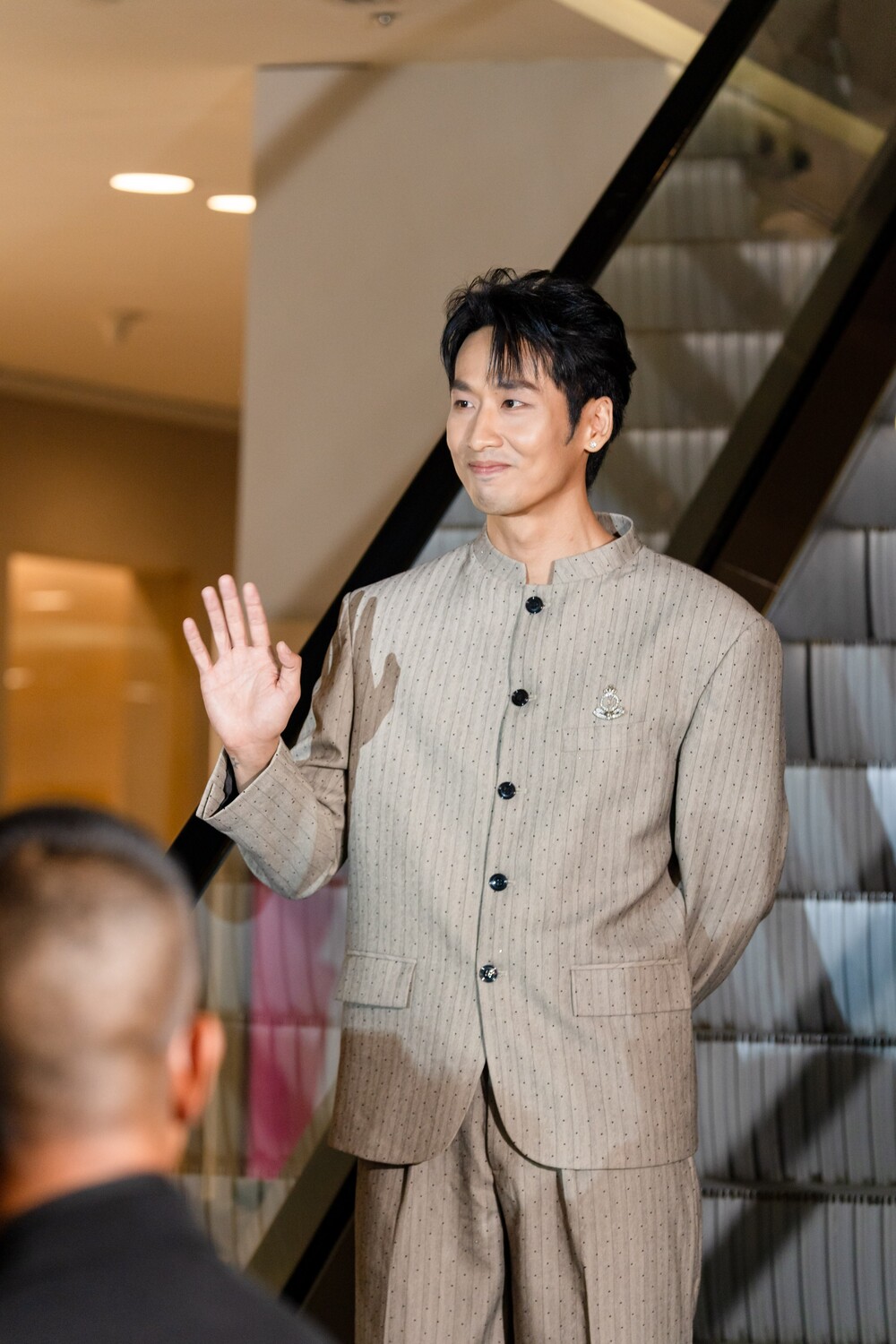 Tuấn Trần và Jung Il-woo “đọ sắc” trên thảm đỏ ra mắt phim Mang Mẹ Đi Bỏ - 3
