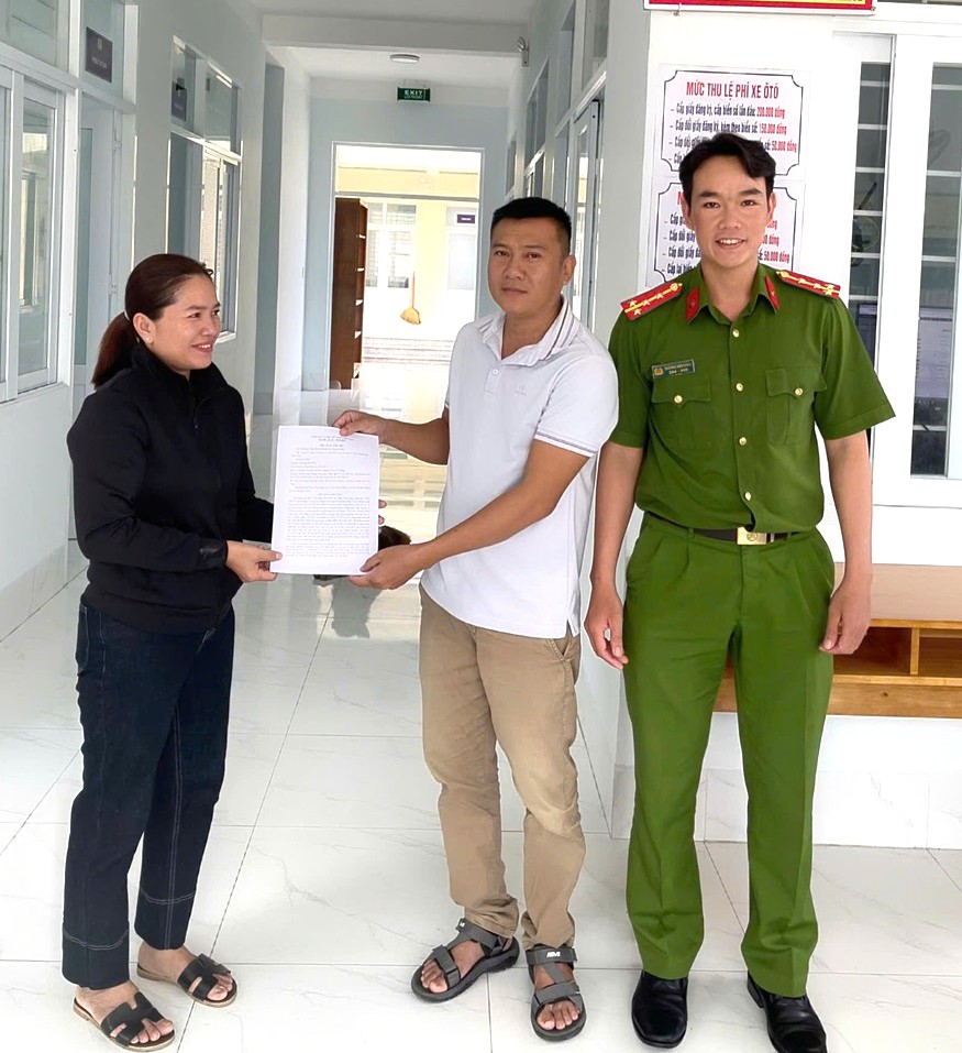 Nhờ công an hỗ trợ trả lại 100 triệu đồng cho người chuyển nhầm - 1