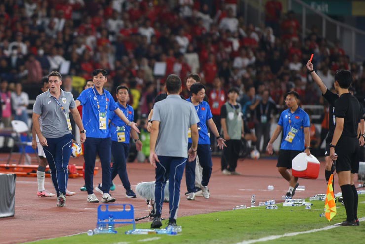 Thầy Kim cao tay rải chai nước, U23 Việt Nam hóa giải độc chiêu ném biên của U23 Indonesia - 2