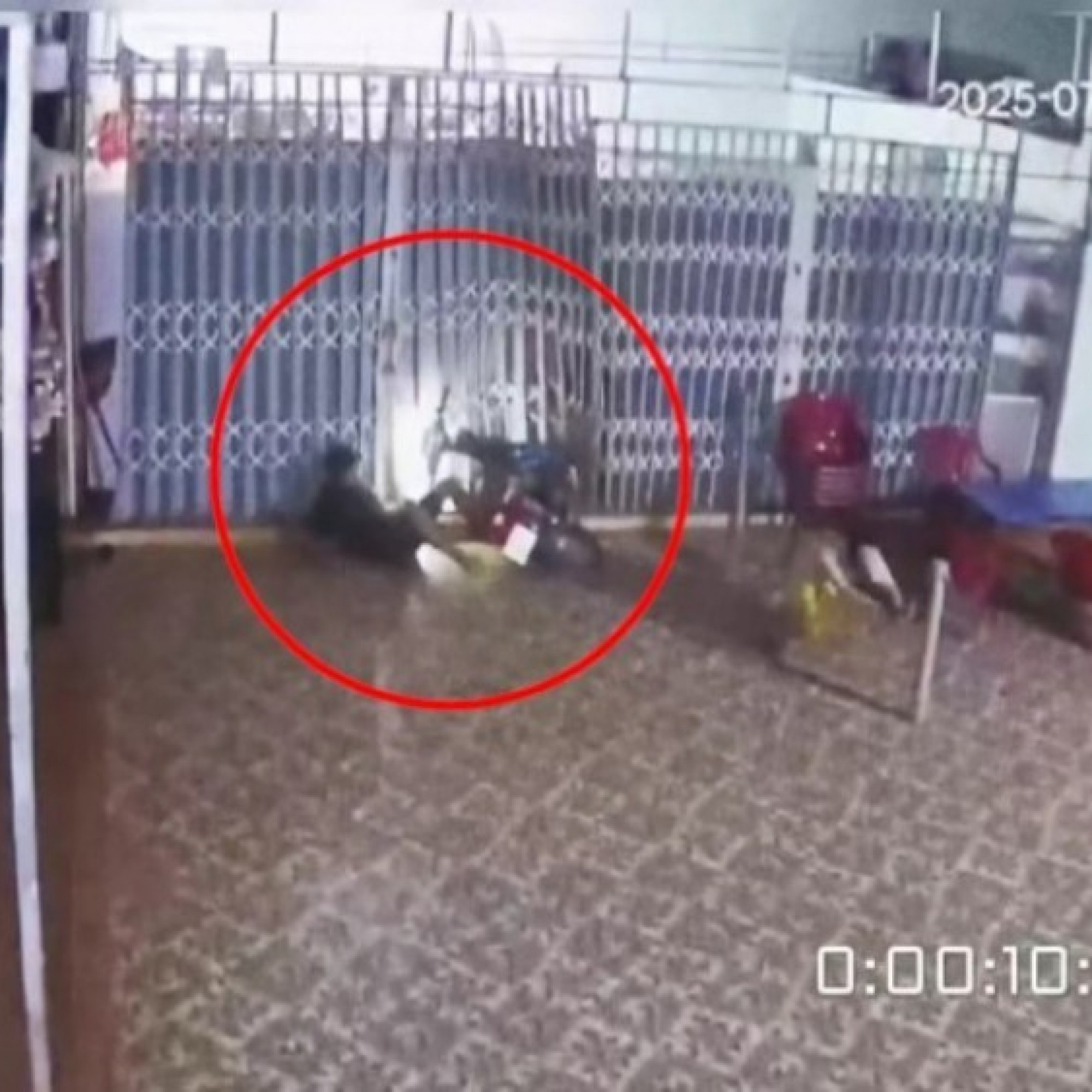  - Clip: Thanh niên mất lái, phóng xe đâm sập cửa xếp nhà dân trong tích tắc