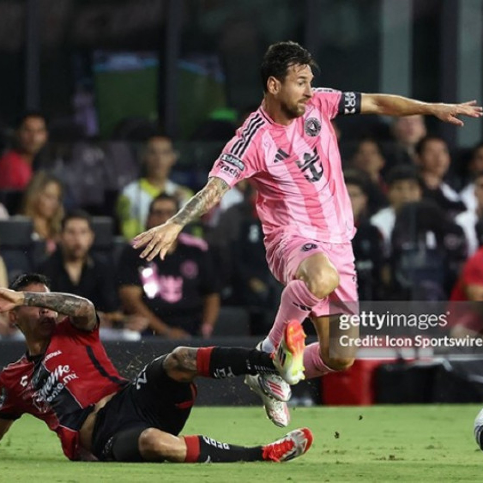  - Messi trình diễn siêu hạng, Inter Miami thắng kịch tính trận ra mắt De Paul