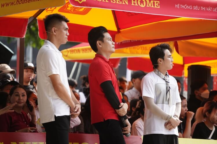 Huỳnh Lập bật khóc, Tiến Linh lặng người trước ước mơ giản dị của những em nhỏ trong “Mái ấm gia đình Việt” - 10