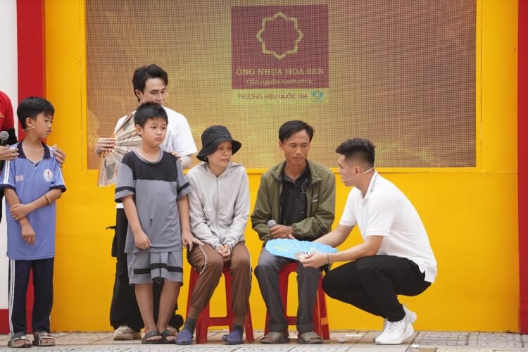 Huỳnh Lập bật khóc, Tiến Linh lặng người trước ước mơ giản dị của những em nhỏ trong “Mái ấm gia đình Việt” - 9