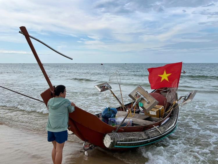 Dừng chân bên biển Đông Hải lắng nghe tiếng biển thì thầm bên tai