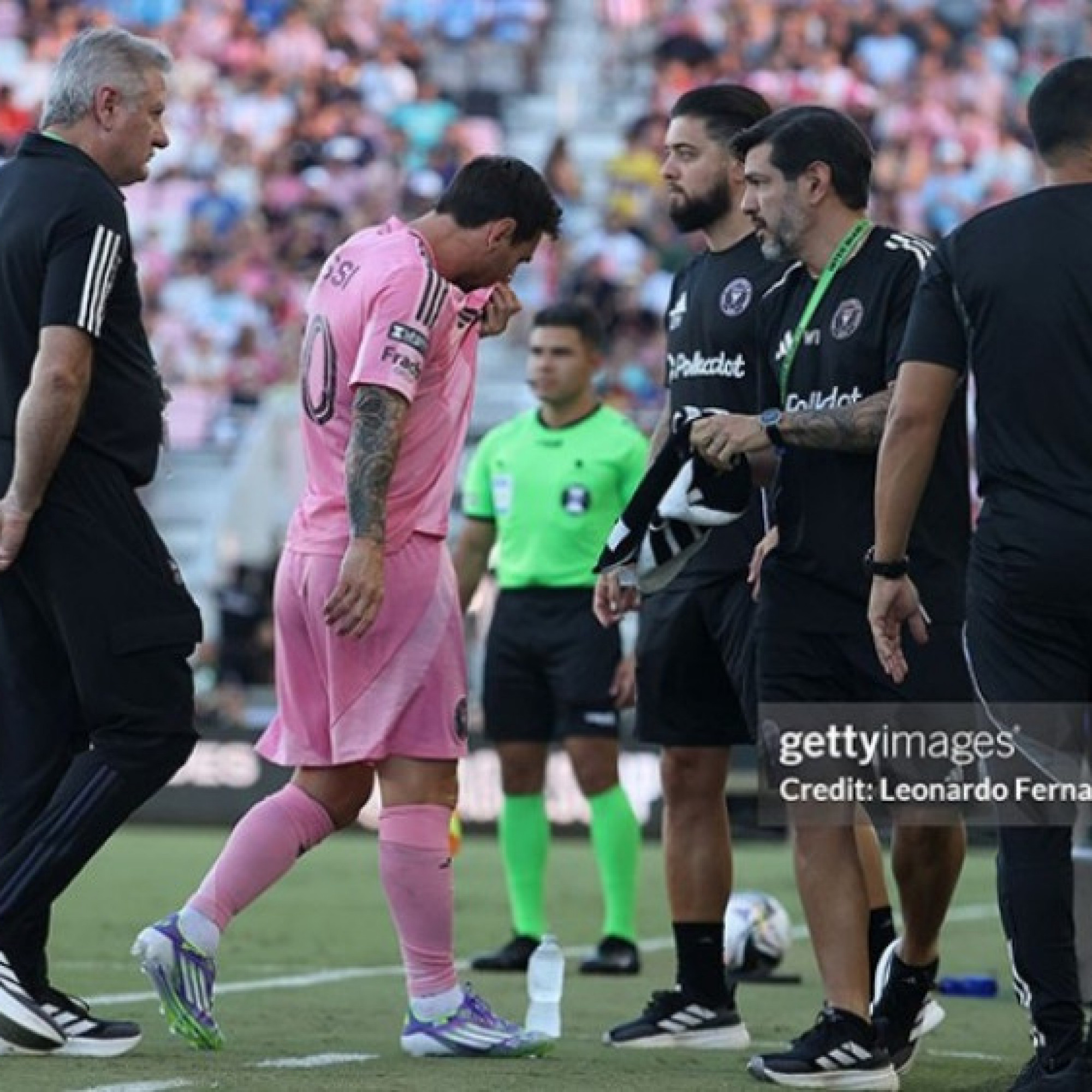  - Sốc Messi chấn thương rời sân chỉ sau 11 phút, Inter Miami lo sốt vó