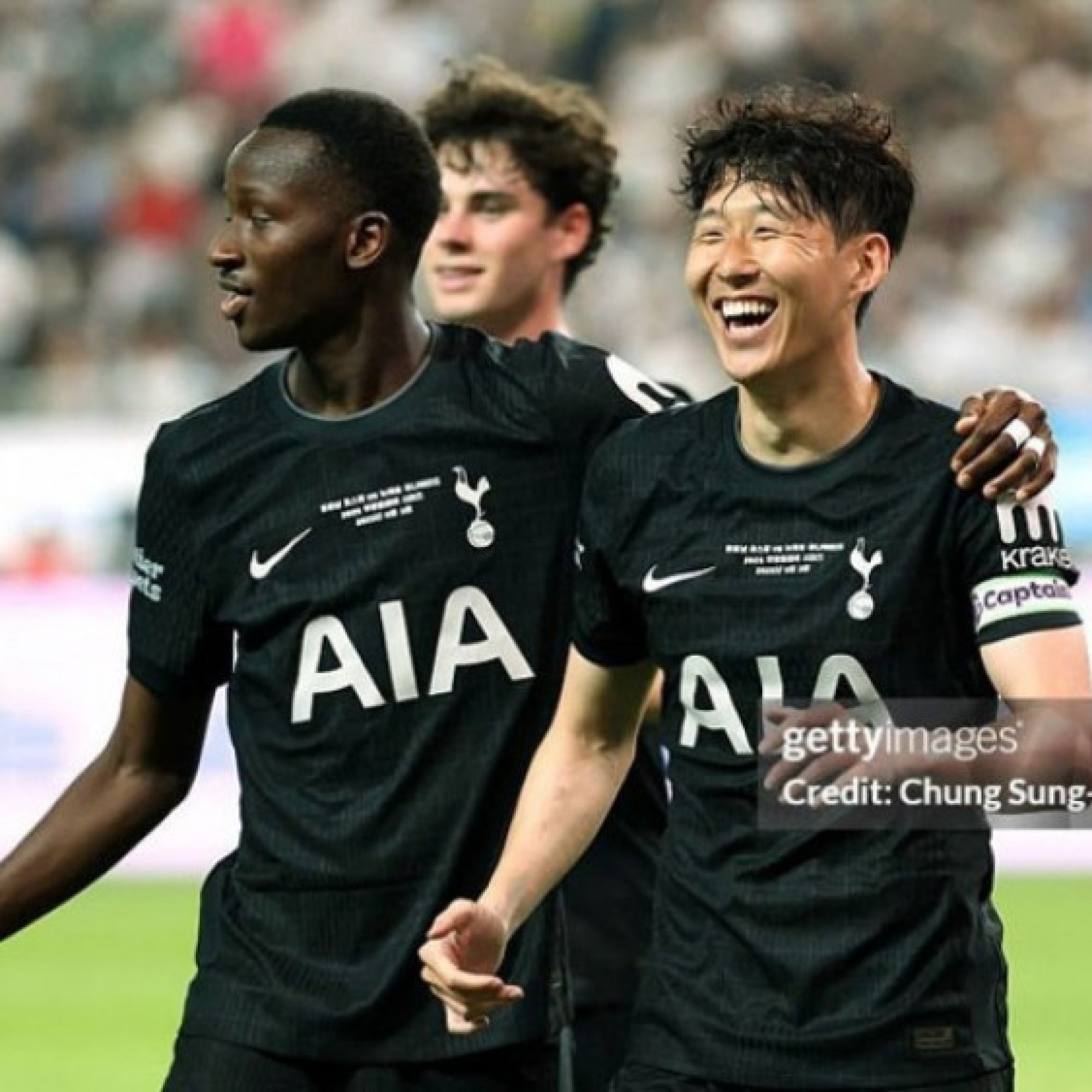  - Son Heung Min xúc động bật khóc sau trận cuối chơi cho Tottenham