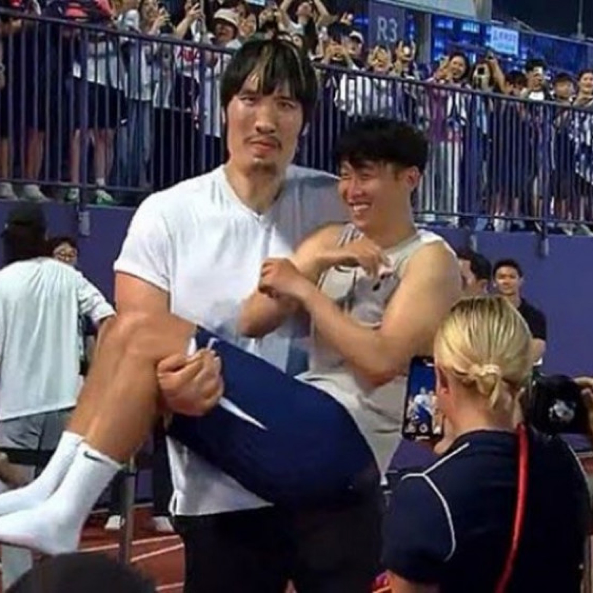  - "Khổng lồ" cao 2m18 bế Son Heung Min như bế em bé, là võ sỹ số 1 Hàn Quốc