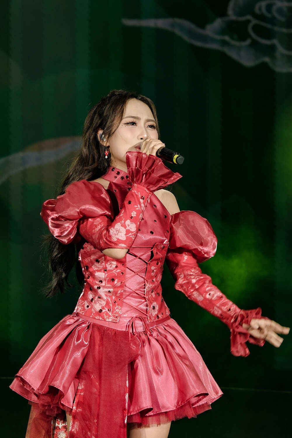 SOOBIN, Phương Mỹ Chi, Obito, RHYDER "đốt cháy" phố đi bộ Nguyễn Huệ với loạt hit đình đám - 2