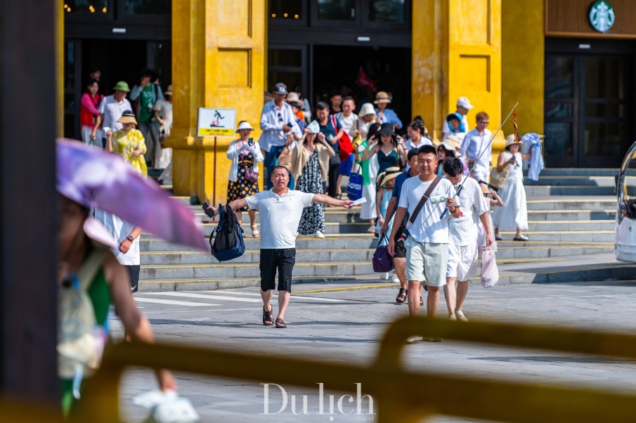 khach quoc te tap nap den tham quan vinh ha long - 11