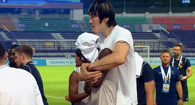 "Khổng lồ" cao 2m18 bế Son Heung Min như bế em bé, là võ sỹ số 1 Hàn Quốc - 2