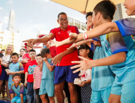  - Huyền thoại CLB Arsenal Gilberto Silva bất ngờ trước sự nồng nhiệt của fan Việt
