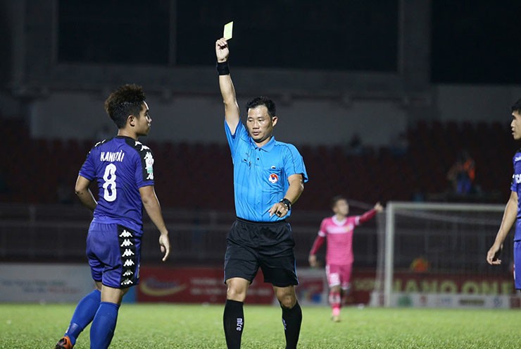 Trọng tài V-League nguy kịch sau bài kiểm tra thể lực sáng 3/8 - 1