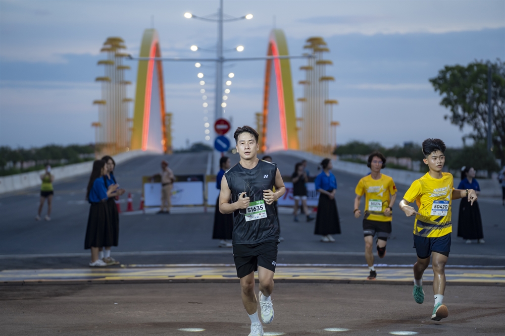 Hàng nghìn runners chạy qua công trình mang tính biểu tượng mới của Huế - 2