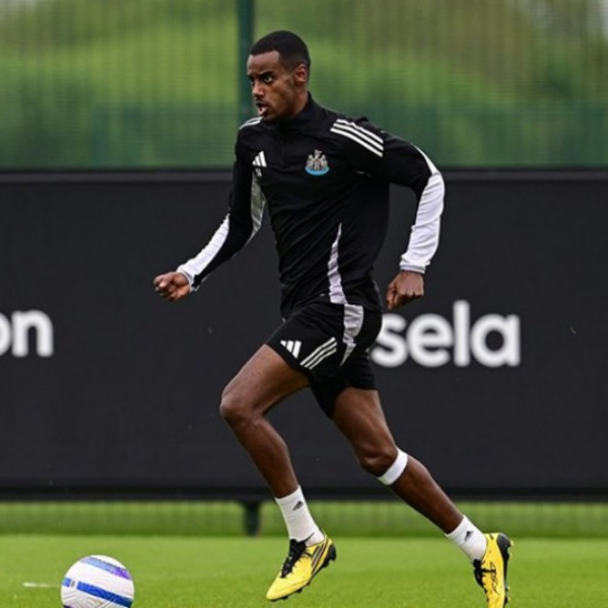  - Nóng Isak gặp riêng HLV Newcastle giữa lùm xùm nổi loạn để sang Liverpool