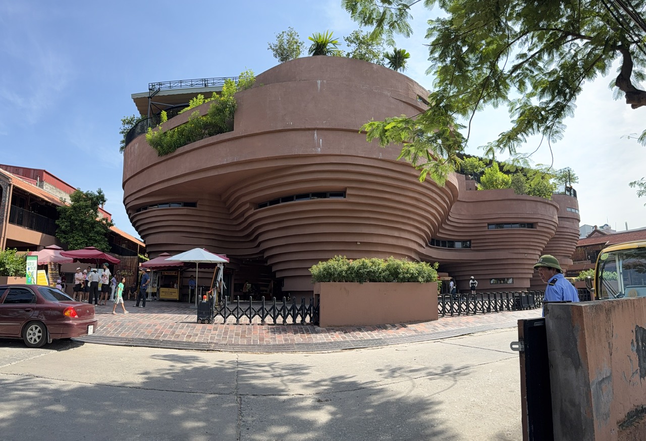 Check in độc lạ ở tòa nhà hình 'bàn xoay vuốt gốm' - 2