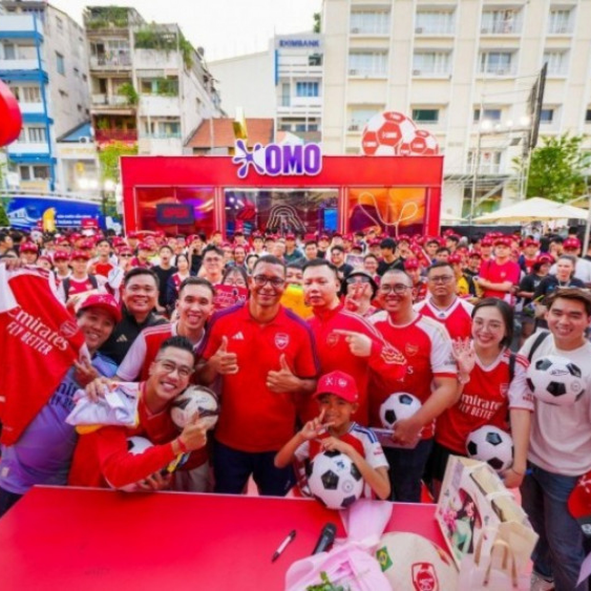  - Gilberto Silva “gây sốt” khi xuất hiện ở sự kiện OMO Pháo Đài Lấm Bẩn, fan vây kín chụp ảnh