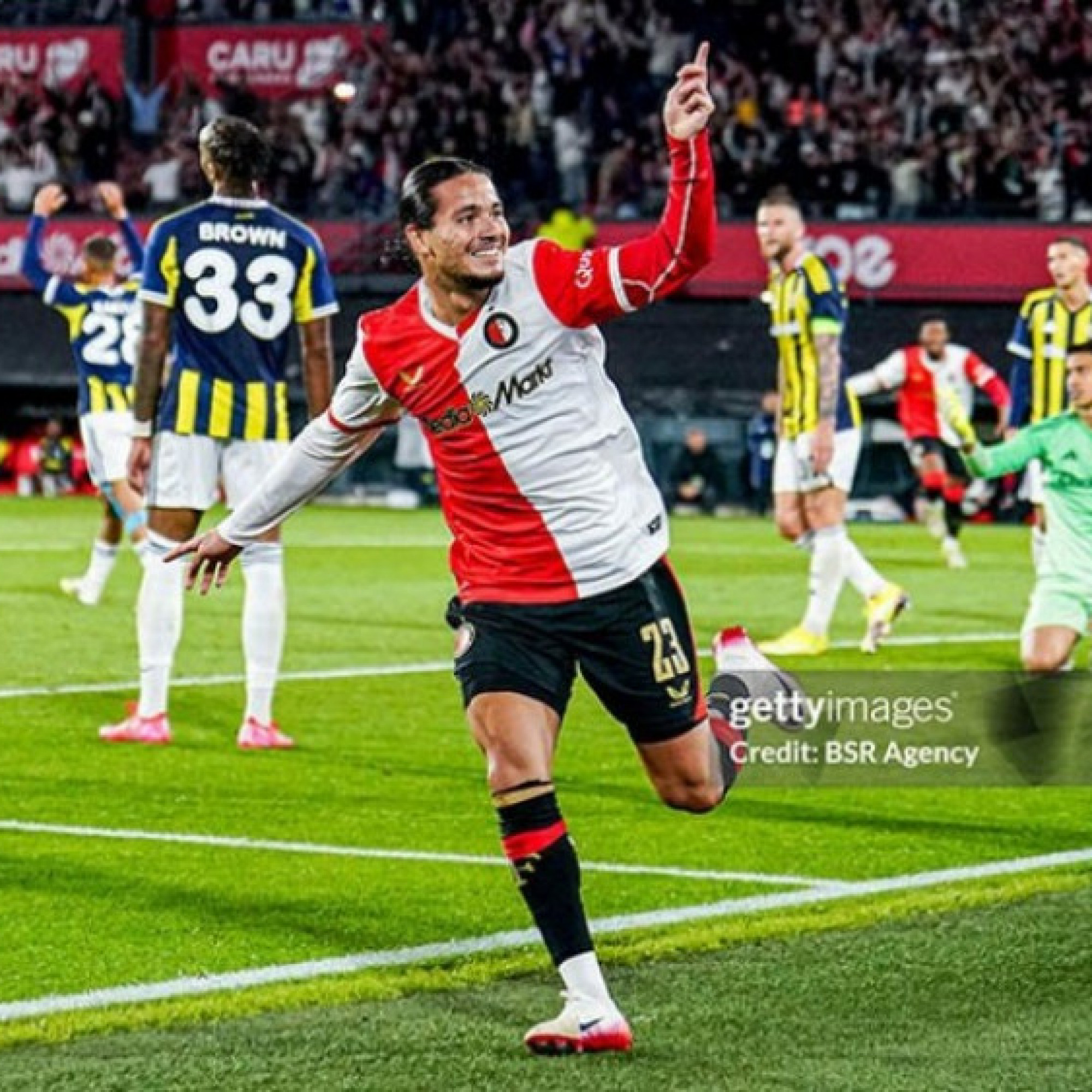  - Video bóng đá Feyenoord - Fenerbahce: Van Persie đấu trí Mourinho (Cúp C1)