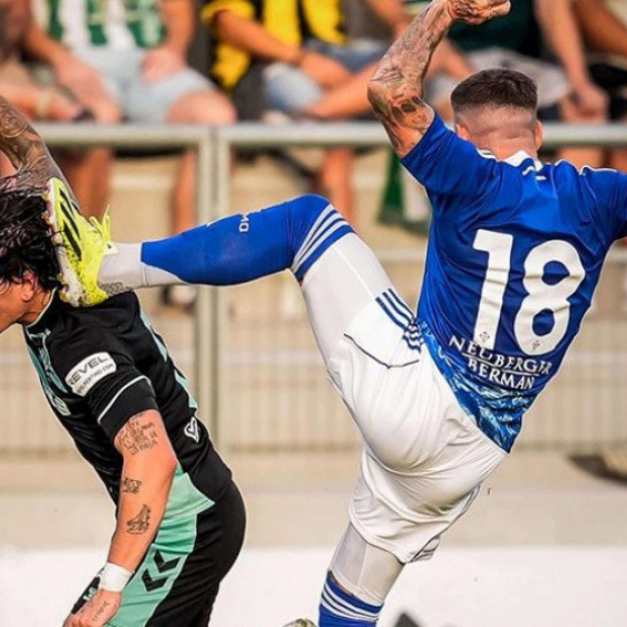  - Đội của Fabregas đánh nhau to với CLB cũ của Antony, đấm nhầm cả đồng đội