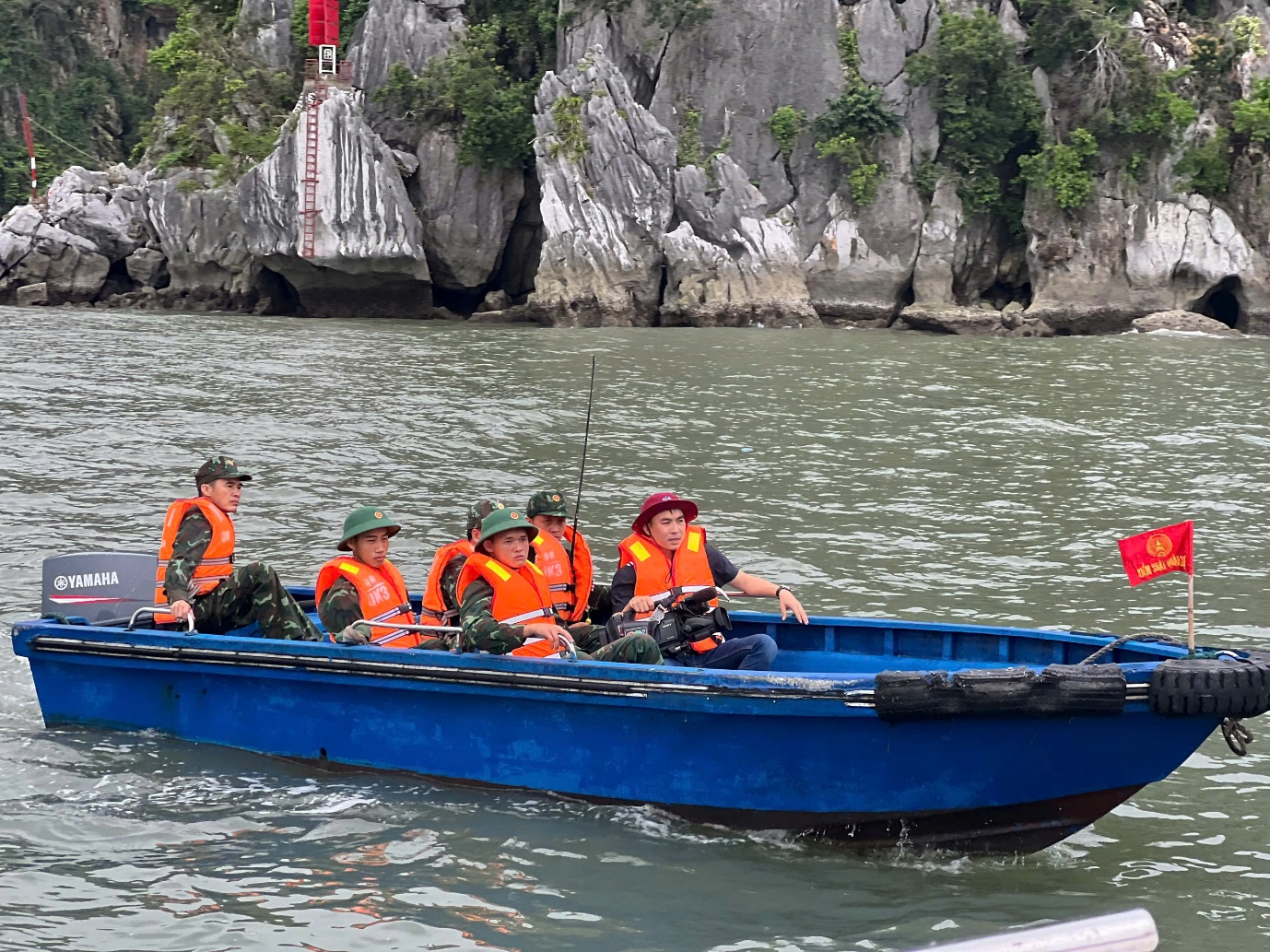 bo tri tau quan y tuc truc tai vinh ha long de du khach yen tam - 9