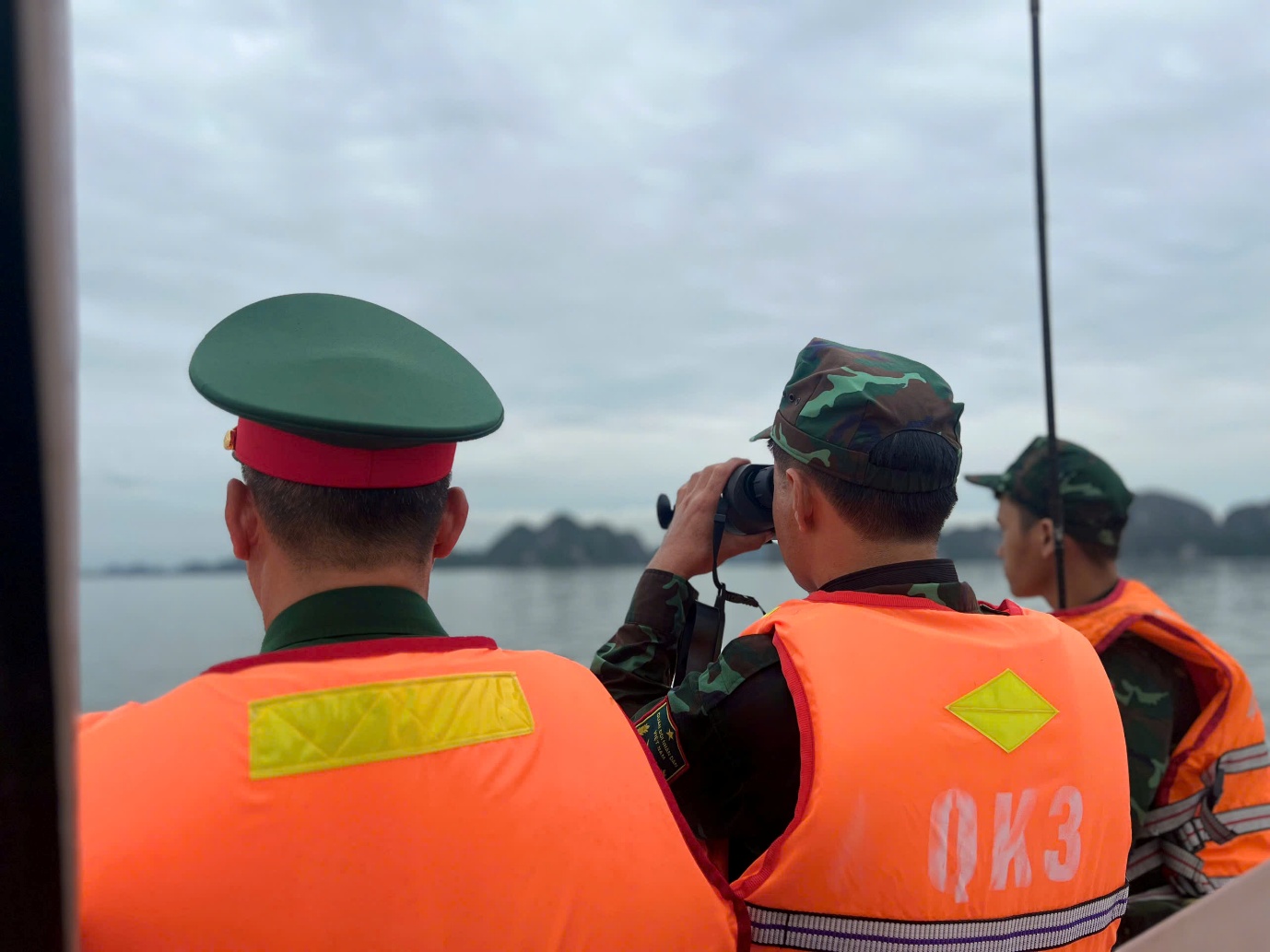 bo tri tau quan y tuc truc tai vinh ha long de du khach yen tam - 2