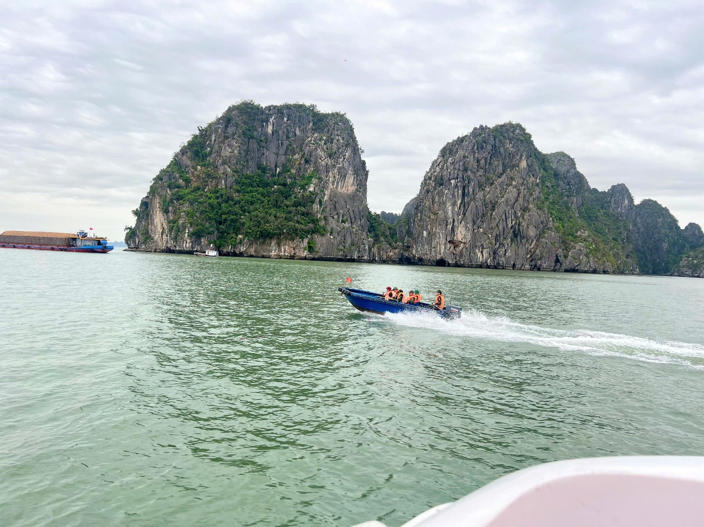 bo tri tau quan y tuc truc tai vinh ha long de du khach yen tam - 4