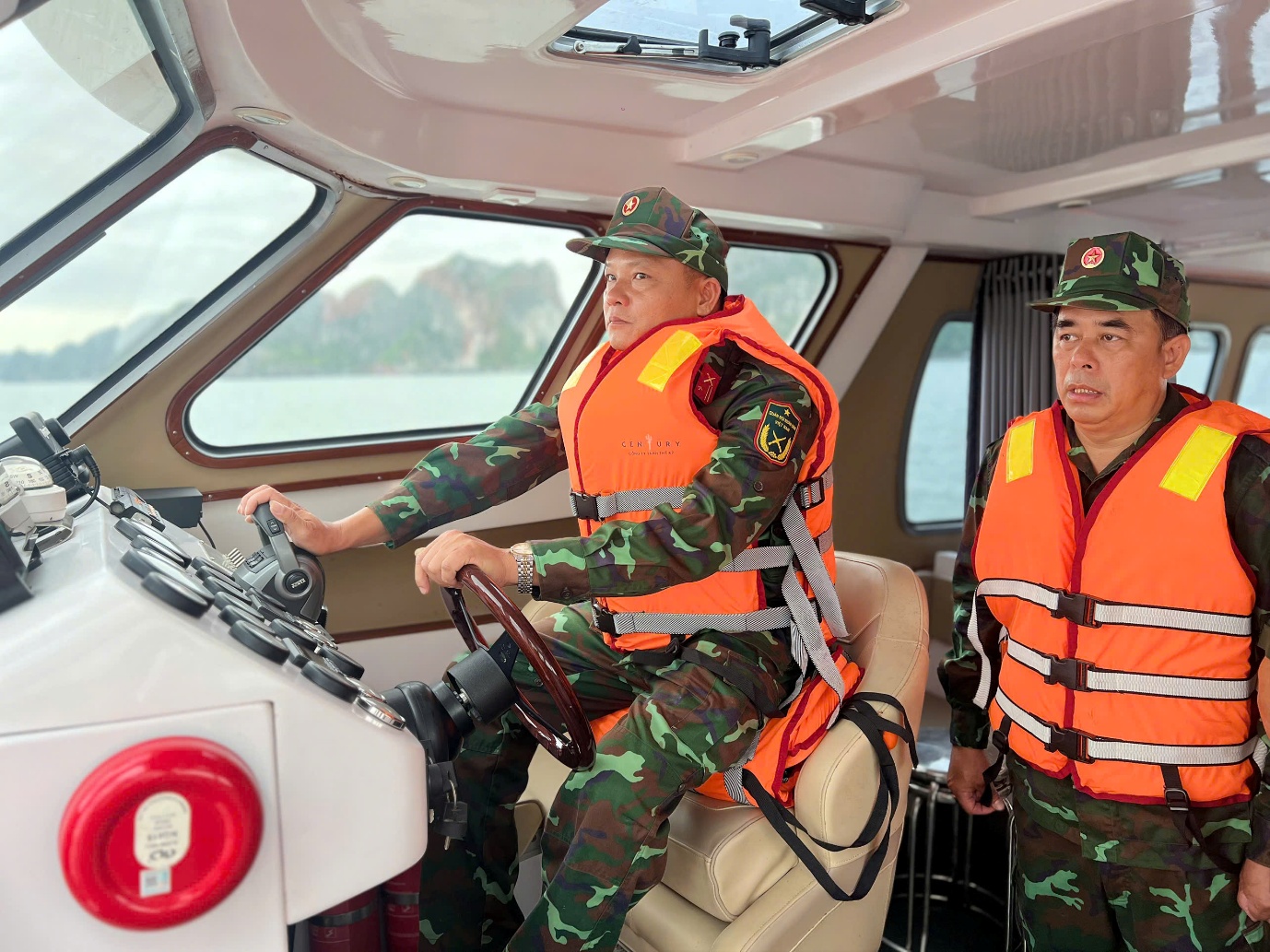 bo tri tau quan y tuc truc tai vinh ha long de du khach yen tam - 6