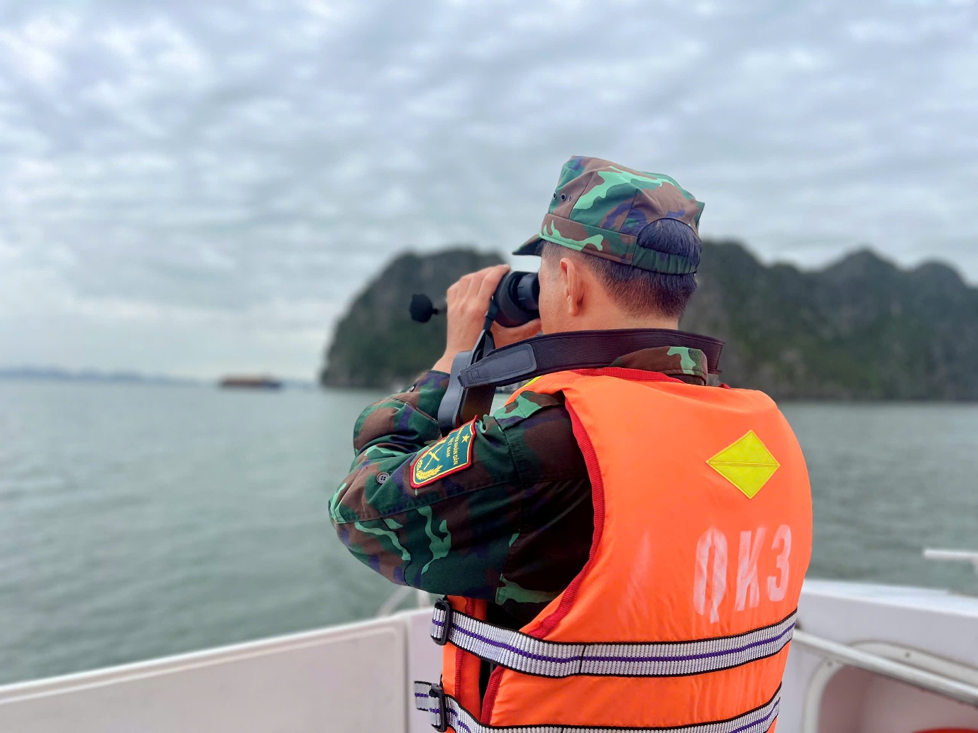 bo tri tau quan y tuc truc tai vinh ha long de du khach yen tam - 7