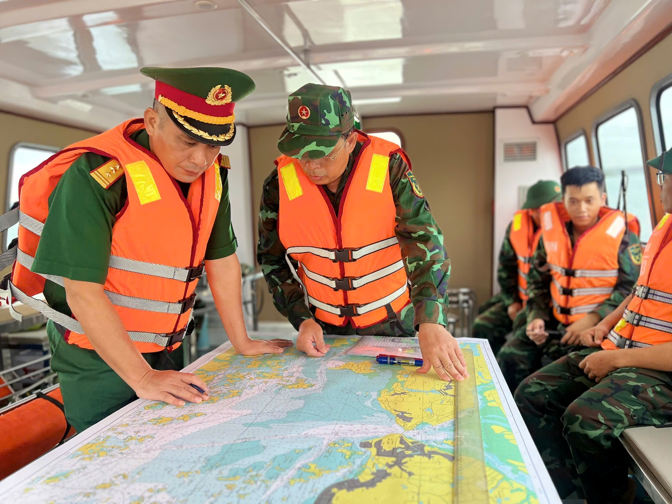 bo tri tau quan y tuc truc tai vinh ha long de du khach yen tam - 8