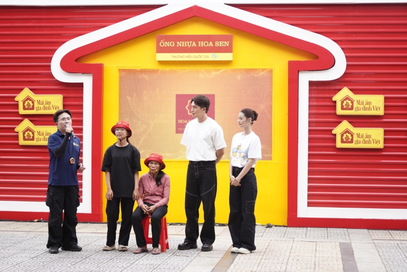 Đại Nghĩa, Lona Kiều Loan bật khóc trước cô bé mồ côi cha, mẹ nằm viện, một mình đơn độc tham gia Mái ấm gia đình Việt - 3