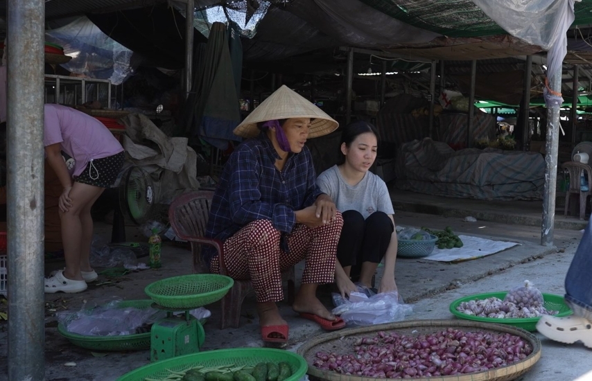 Đại Nghĩa, Lona Kiều Loan bật khóc trước cô bé mồ côi cha, mẹ nằm viện, một mình đơn độc tham gia Mái ấm gia đình Việt - 8