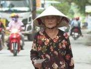 Chuyến xe nhân ái: Bà cụ hơn 70 tuổi nuôi con tâm thần và cháu mồ côi trong căn trọ chật hẹp