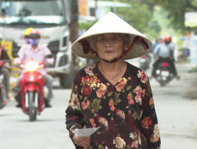  - Chuyến xe nhân ái: Bà cụ hơn 70 tuổi nuôi con tâm thần và cháu mồ côi trong căn trọ chật hẹp