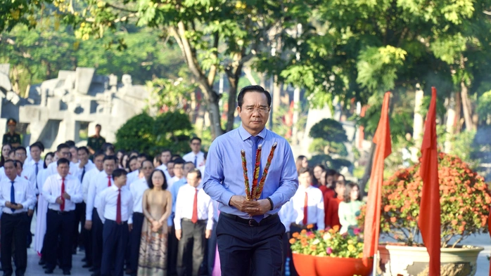 Lễ dâng hương tưởng niệm các anh hùng liệt sĩ trước giờ khai mạc Đại hội Đặc khu Côn Đảo - 1