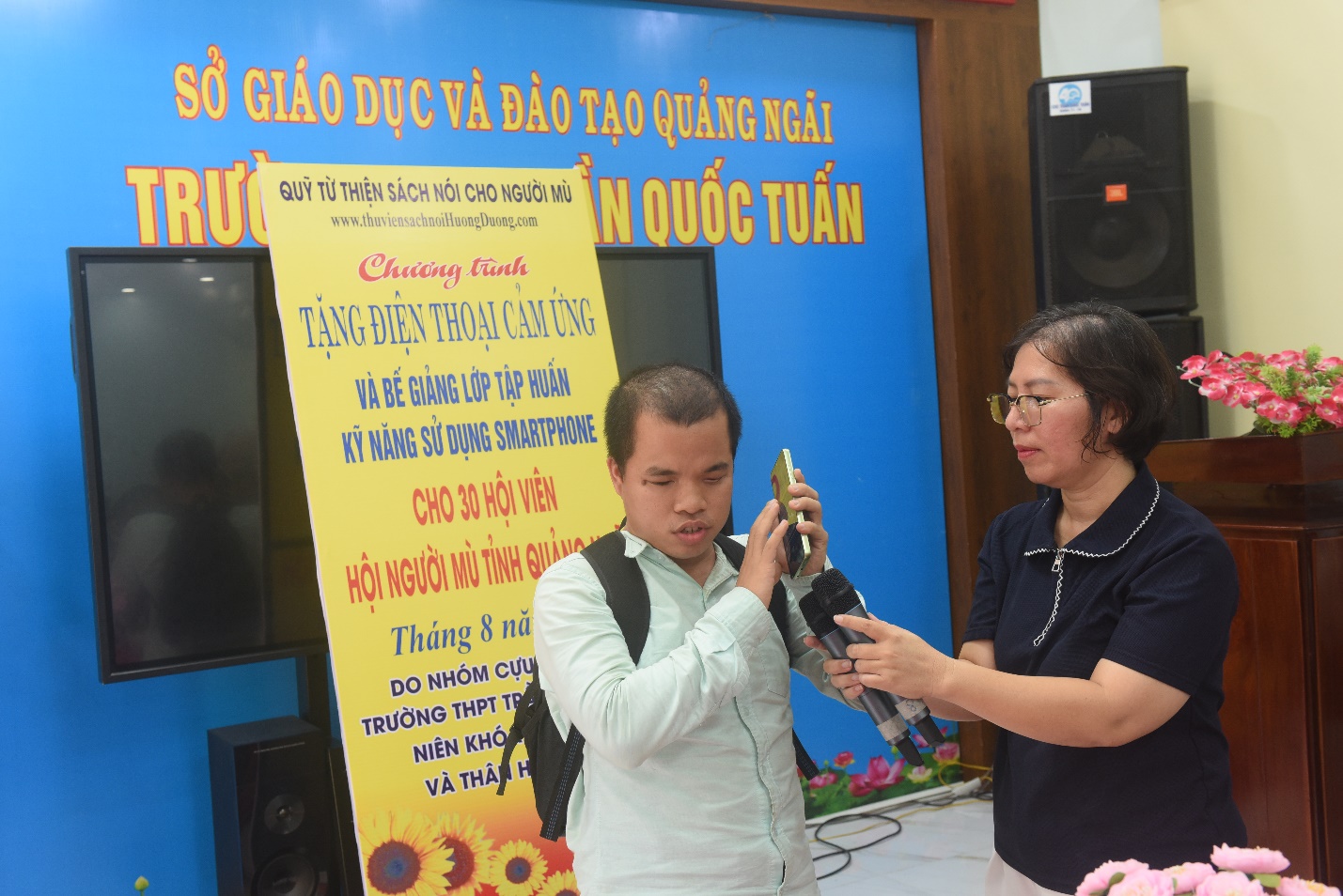 tap huan, tang may dien thoai thong minh cho nguoi mu quang ngai - 3