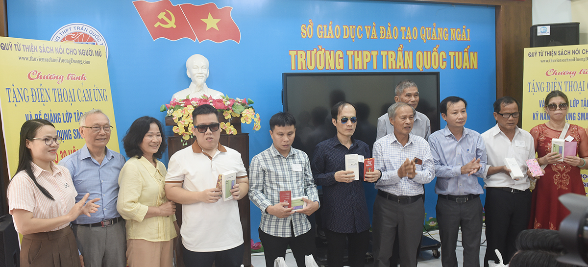 tap huan, tang may dien thoai thong minh cho nguoi mu quang ngai - 6