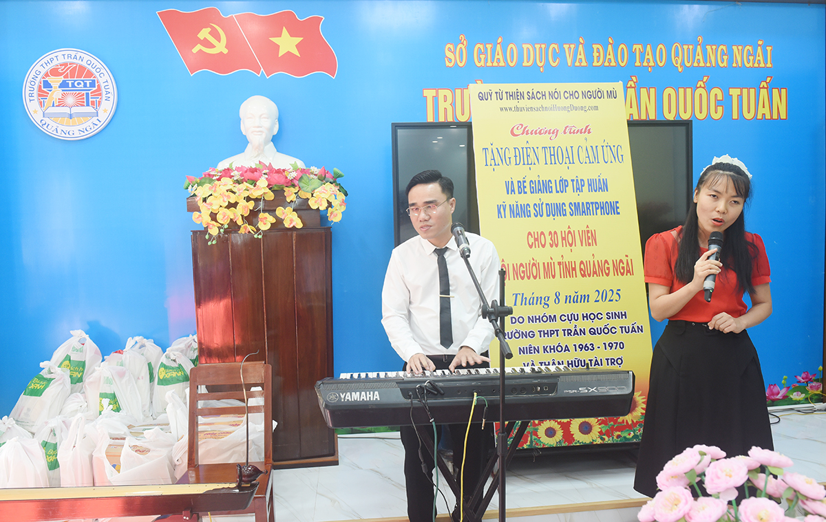 tap huan, tang may dien thoai thong minh cho nguoi mu quang ngai - 1