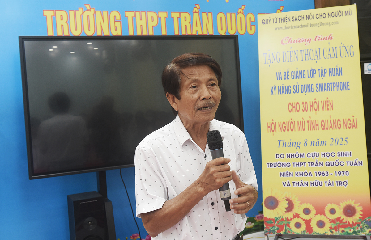tap huan, tang may dien thoai thong minh cho nguoi mu quang ngai - 4
