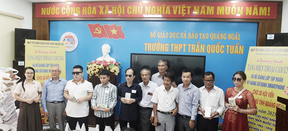 tap huan, tang may dien thoai thong minh cho nguoi mu quang ngai - 7