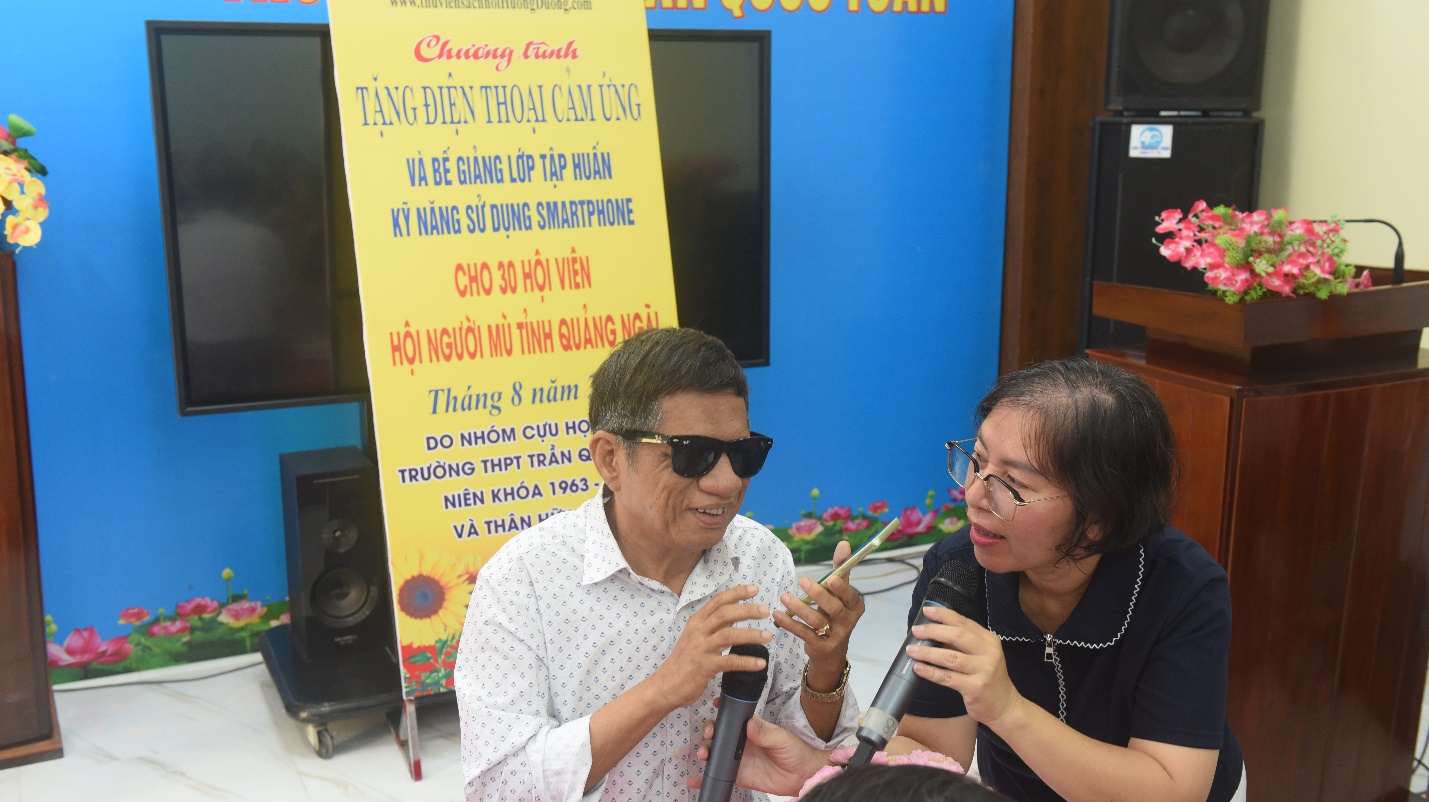 tap huan, tang may dien thoai thong minh cho nguoi mu quang ngai - 2