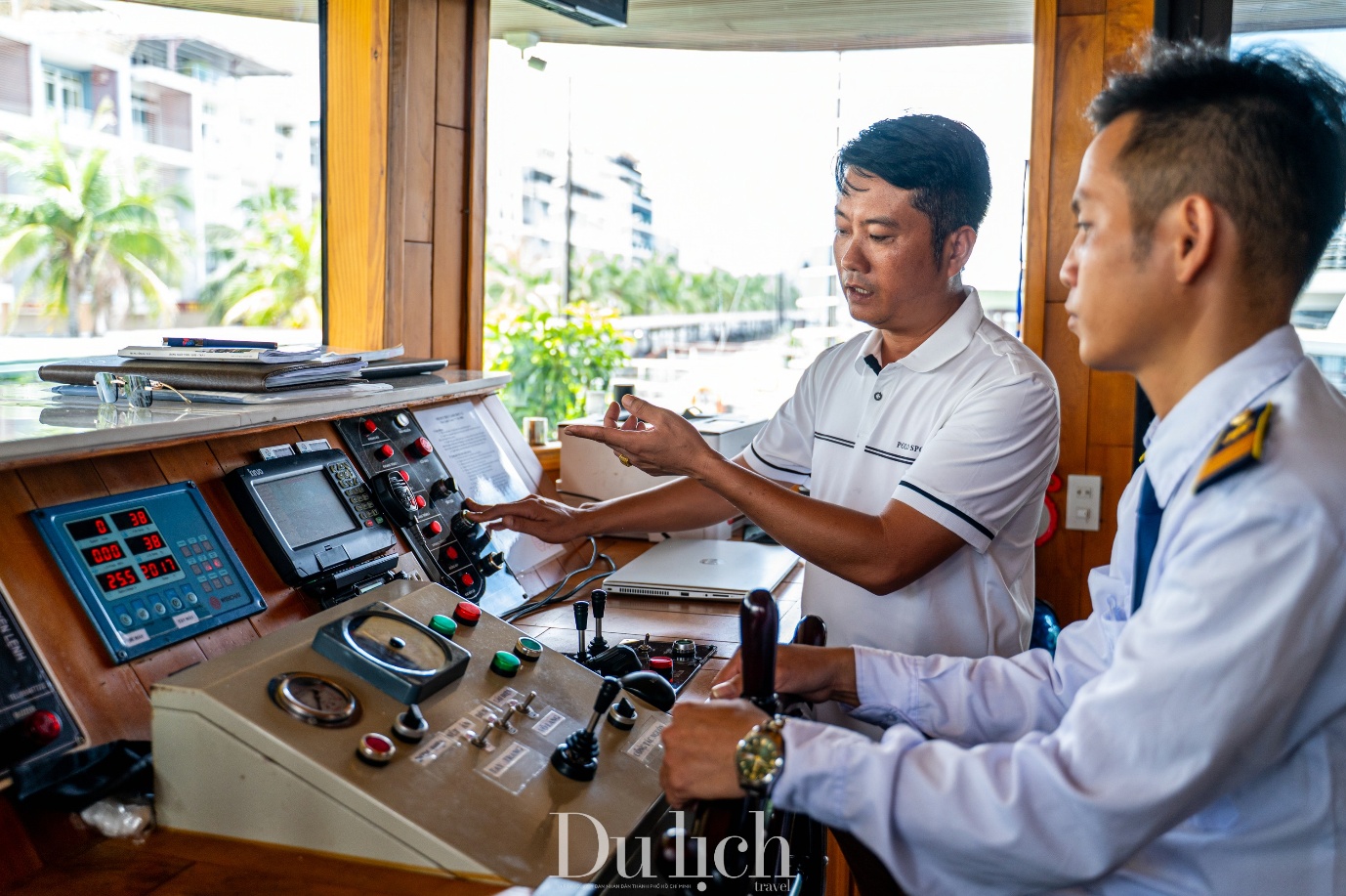 tang cuong an toan tren tau du lich vinh ha long - 10