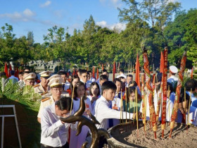  - Lễ dâng hương tưởng niệm các anh hùng liệt sĩ trước giờ khai mạc Đại hội Đặc khu Côn Đảo