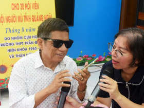  - Tập huấn, tặng máy điện thoại thông minh cho người mù Quảng Ngãi