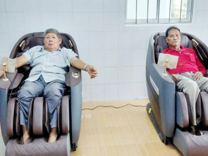 Chuyện hay - Xã đầu tiên ở Cần Thơ trang bị ghế massage phục vụ người dân chờ làm thủ tục